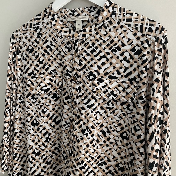 5/$25 DANA BUCHMAN Abstract Geometric Neutral Button Front Popover Top - XL - Picture 4 of 7